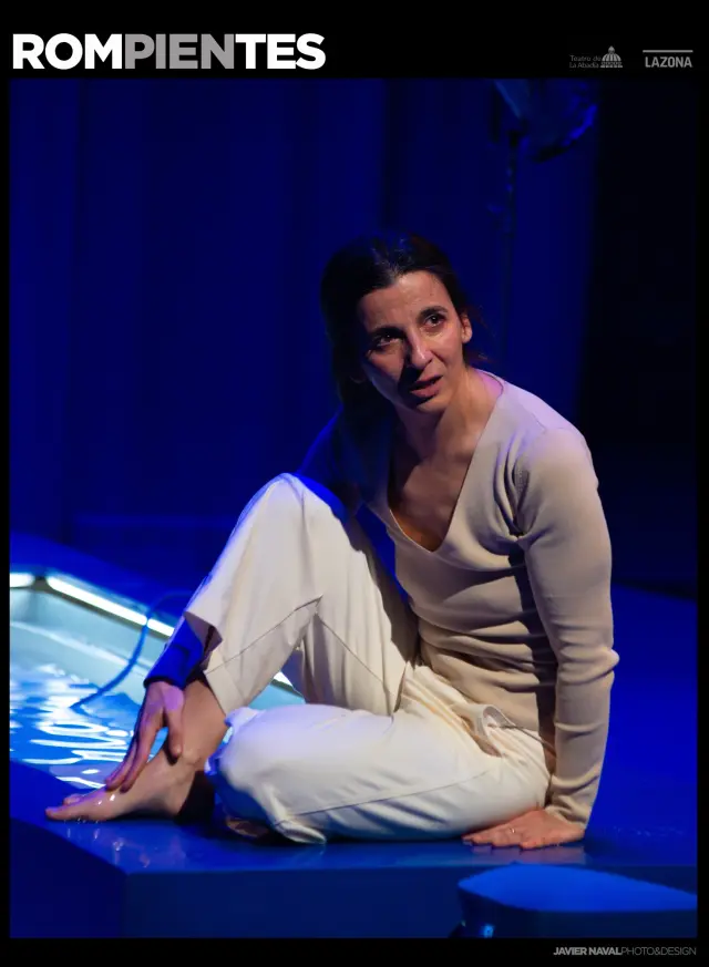 Rebeca Hernando en la obra 'Rompientes', producida por LAZONA y Teatro de La Abadía.