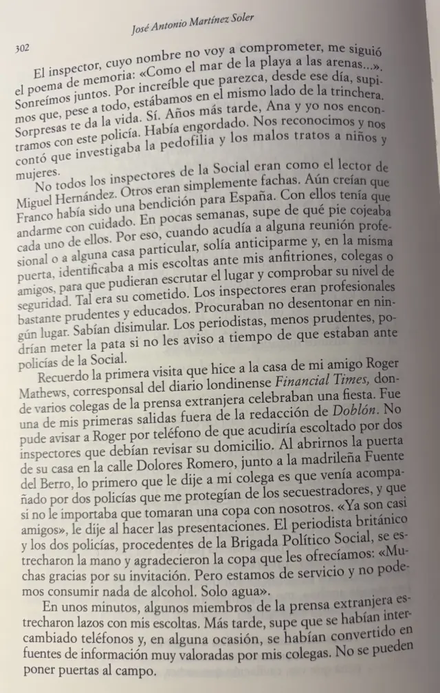 Fragmento de la página 302 del libro de José Antonio Martínez Soler ("La prensa libre no fue un regalo"). Ahí cuento mi visita a casa de Roger Matthews acompañado por policías de la brigada antiterrorista que me escoltaban después de mi secuestro.