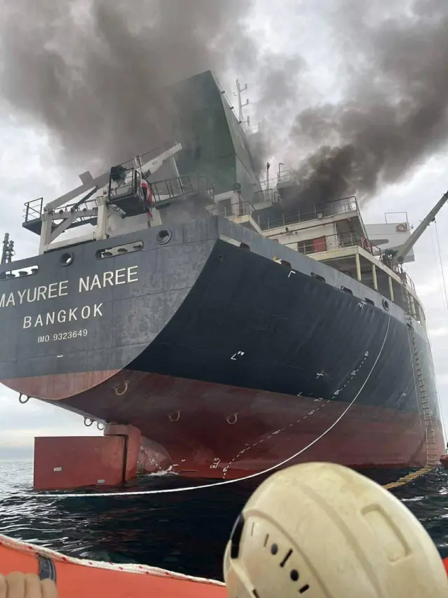 ORMUZ, 11/03/2026.- La agencia de Operaciones Comerciales Marítimas de Reino Unido (UKMTO, en inglés) ha informado de que tres barcos han sido alcanzados en las últimas horas por proyectiles cerca del estrecho de Ormuz y en la propia vía, clave para el transporte energético. En paralelo, la Armada Real de Tailandia dijo haber recibido un informe sobre un ataque en el estrecho de Ormuz a un granelero de bandera tailandesa propiedad de la naviera Precious Shipping Public (en la imagen), que quedó en llamas y, según medios, se hallaba a unas 11 millas náuticas al norte de Omán, lo que coincide con el segundo incidente reportado por UKMTO. La Marina Real de Omán ha rescatado a 20 tripulantes y continúa labores para asistir a otros tres, difundieron las fuerzas tailandesas en redes sociales. EFE/ Armada Real de Tailandia  - SOLO USO EDITORIAL/SOLO DISPONIBLE PARA ILUSTRAR LA NOTICIA QUE ACOMPAÑA (CRÉDITO OBLIGATORIO) -
