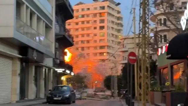 El impactante momento en el que un misil israelí destruye un edificio de apartamentos en el centro de Beirut.