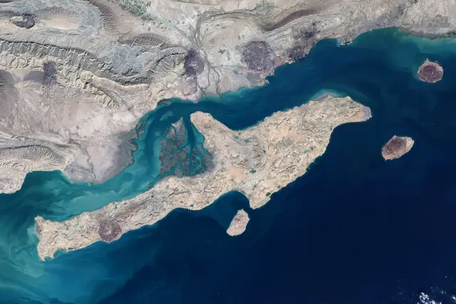 Vista satelital de la isla de Qeshm en la provincia de Hormozgan, Irán, dentro del estrecho de Ormuz.