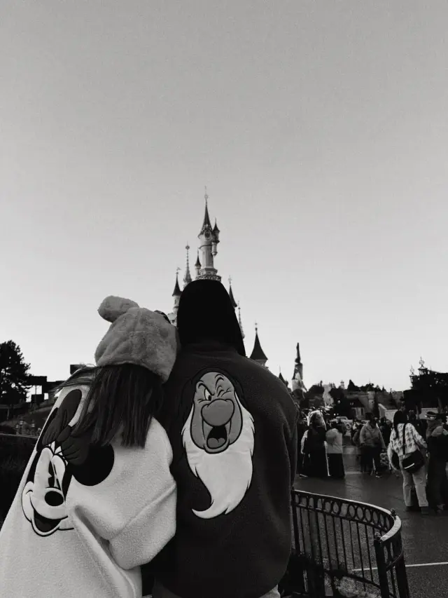 Melyssa Pinto y Mario Casas en Disneyland París
