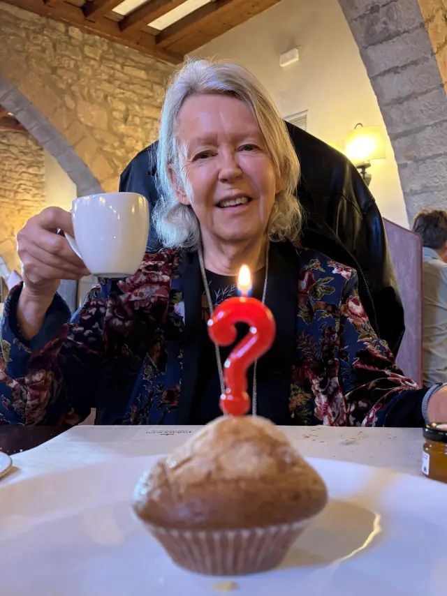 Ana, a punto de soplar su vela de cumpleaños, en el Castillo de Cardona.