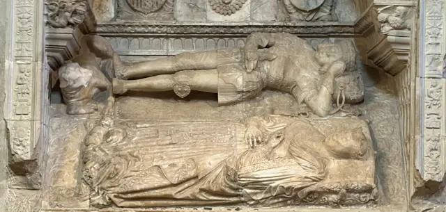 En su mausoleo, al duque le representan dormido y a la duquesa, muerta. No eran muy partidarios de la igualdad de géneros.