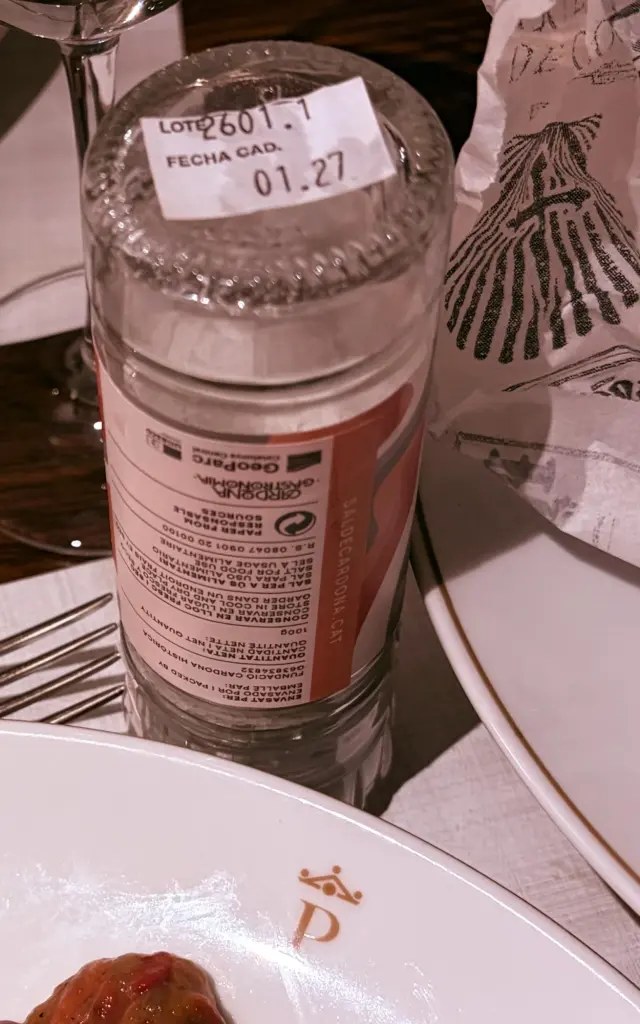 Al aderezar la escalibada, comprobamos que la sal de 36 millones de años caduca en enero de 2027, en menos de un año.