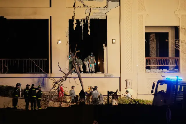 Bomberos y rescatistas inspeccionan el lugar de una explosión en el hotel Fairmont The Palm en Dubái, Emiratos Árabes Unidos, el sábado 28 de febrero de 2026.