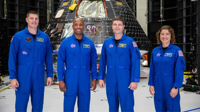 La tripulación de Artemis II posa junto a la nave Orion que los llevará alrededor de la Luna