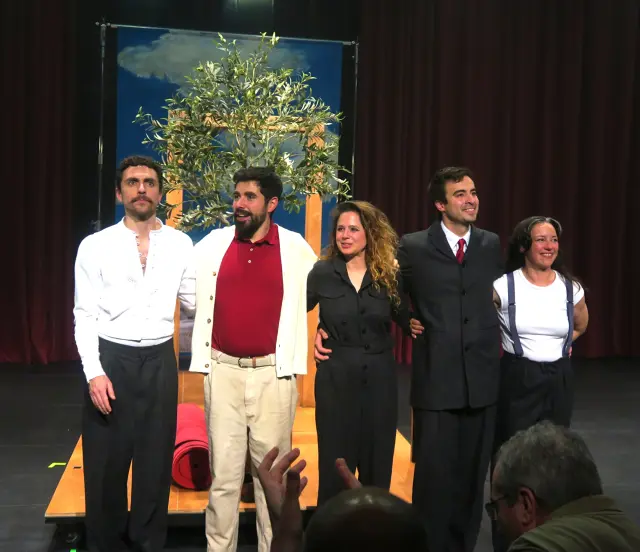 Saludos de los actores de 'Niebla', de Fernanda Orazi, en Nave 10 Matadero.