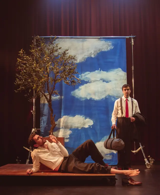 Javier Ballesteros (echado) y Juan Paños en una escena de 'Niebla', de Fernanda Orazi.