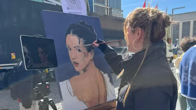 Esther Moya, la artista de los artistas pintando el cuadro de Rosalía