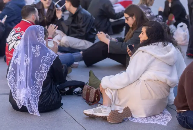MADRID, SPAIN - MARCH 30: Fans queue for Rosalia's concert at the Movistar Arena on 20 March 2026 in Madrid, Spain. The 'Lux Tour', Rosalia's new tour to present her fourth studio album, kicked off last week in Lyon. The tour, which includes 42 dates in Europe and America, has eight dates in Spain, four in Madrid and four in Barcelona. (Photo By Eduardo Parra/Europa Press via Getty Images)