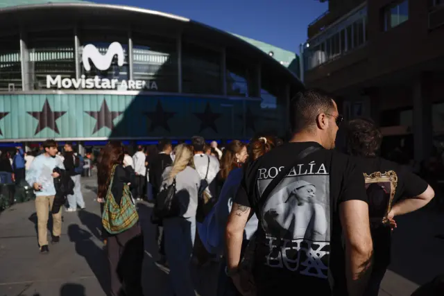 MADRID, 30/03/2026.- Decenas de personas esperan para entrar al pabellón Movistar Arena, este lunes en Madrid, donde esta noche Rosalía ofrece un concierto de su tour 'Lux'. EFE/Mariscal