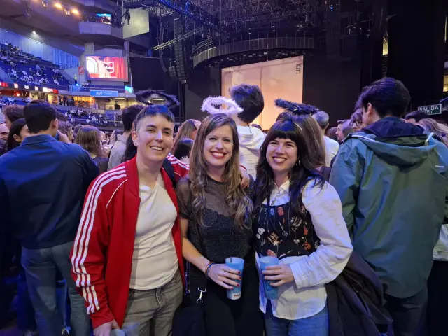 Tres amigas en el concierto de Rosalía.