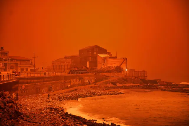 A man walks at a beach during a dust storm in Iraklio, on the southern island of Crete, Greece,  Thursday, April 1, 2026. (AP Photo/Giorgos Gkratsos)
Associate Press/ LaPresse
Only Italy and Spain