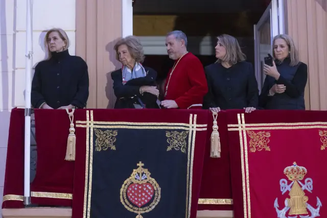 CARTAGENA, 02/04/2026.- La reina Sofía (2i), acompañada por las infantas Cristina (i) y Elena (d), la alcaldesa de Cartagena Noelia Arroyo (2d), este Jueves Santo durante la procesión del Silencio y del Cristo de los Mineros de Cartagena, de la cofradía de los Californios. EFE/Marcial Guillén
