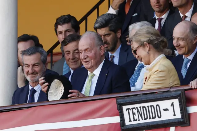 El público de la plaza de toros de La Maestranza de Sevilla ha recibido esta tarde con una ovación al rey emérito Juan Carlos.