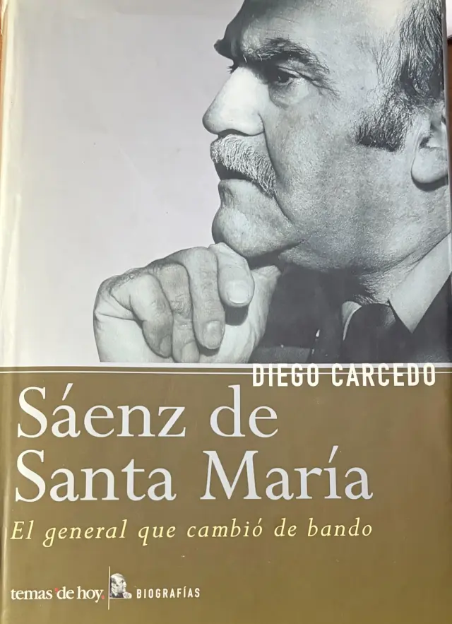 Cubierta del libro de Diego Carcedo, una biografía autorizada de Sáenz de Santa Maria, "El general que cambió de bando". Ahí me descubrió Carcedo que los guardias civiles que me secuestraron y torturaron en marzo de 1976, contaban con el permiso del general franquista Ángel Campano, director general de la Guardia Civil.