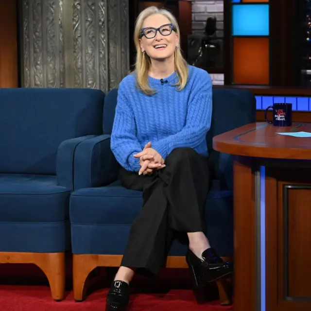 Meryl Streep en 'The Late Show with Stephen Colbert' con un jersey 'azul cerúleo'.