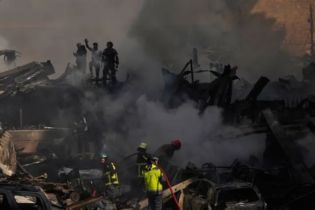 First responders work at the site of an Israeli airstrike that struck an apartment building in Beirut, Lebanon, Wednesday, April 8, 2026. (AP Photo/Hassan Ammar)





Associate Press/ LaPresse
Only Italy and Spain