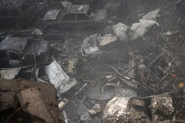 A rescuer, centre, walks between burned cars at the site of an Israeli airstrike in central Beirut, Lebanon, Wednesday, April 8, 2026. (AP Photo/Hussein Malla)





Associate Press/ LaPresse
Only Italy and Spain