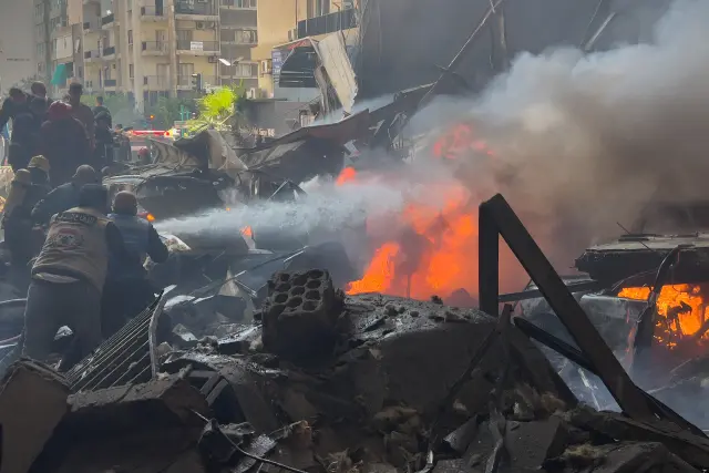 Firefighters extinguish burned cars at the site of an Israeli airstrike in central Beirut, Lebanon, Wednesday, April 8, 2026. (AP Photo/Hussein Malla)





Associate Press/ LaPresse
Only Italy and Spain