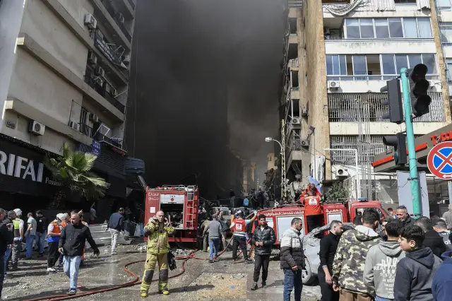 Beirut (Lebanon), 08/04/2026.- Lebanese civilian defense members work at the scene of an Israeli airstrike in the Corniche el-Mazraa neighborhood in Beirut, Lebanon 08 April 2026. Israel launched a large sacel attack on multiple locations across Lebanon, with many hitting central Beirut one day after the United States and Iran agreed to a ceasefire to end hostilities between the two countries. In a statement, the Israeli government announced the ceasefire does not include Lebanon and they will continue to strike Hezbollah locations throughout the country. (Líbano, Estados Unidos, Hizbulá/Hezbolá) EFE/EPA/WAEL HAMZEH
