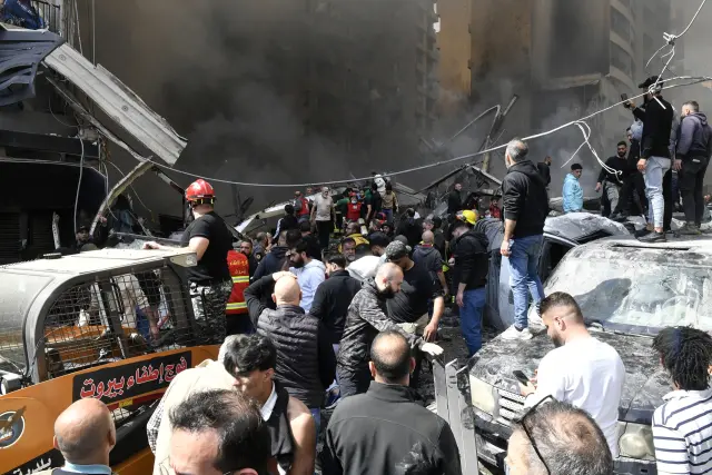 Beirut (Lebanon), 08/04/2026.- People gather at the scene of an Israeli airstrike in the Corniche el-Mazraa neighbourhood of Beirut, Lebanon 08 April 2026. Israel launched a large sacel attack on multiple locations across Lebanon, with many hitting central Beirut one day after the United States and Iran agreed to a ceasefire to end hostilities between the two countries. In a statement, the Israeli government announced the ceasefire does not include Lebanon and they will continue to strike Hezbollah locations throughout the country. (Líbano, Estados Unidos, Hizbulá/Hezbolá) EFE/EPA/WAEL HAMZEH
