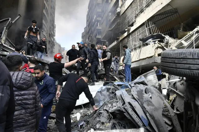 Beirut (Lebanon), 08/04/2026.- People gather at the scene of an Israeli airstrike in the Corniche el-Mazraa neighbourhood of Beirut, Lebanon 08 April 2026. Israel launched a large sacel attack on multiple locations across Lebanon, with many hitting central Beirut one day after the United States and Iran agreed to a ceasefire to end hostilities between the two countries. In a statement, the Israeli government announced the ceasefire does not include Lebanon and they will continue to strike Hezbollah locations throughout the country. (Líbano, Estados Unidos, Hizbulá/Hezbolá) EFE/EPA/WAEL HAMZEH
