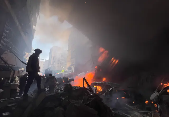 Rescuers gather at the site of an Israeli airstrike in central Beirut, Lebanon, Wednesday, April 8, 2026. (AP Photo/Hussein Malla)





Associate Press/ LaPresse
Only Italy and Spain