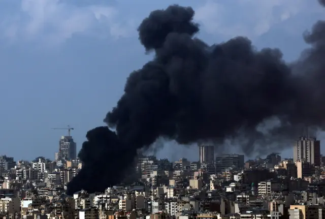Beirut (Lebanon), 08/04/2026.- Smoke rises after an Israeli airstrike targets the southern suburbs of Beirut, Dahiyeh, Lebanon 08 April 2026. Israel launched a large sacel attack on multiple locations across Lebanon, with many hitting central Beirut one day after the United States and Iran agreed to a ceasefire to end hostilities between the two countries. In a statement, the Israeli government announced the ceasefire does not include Lebanon and they will continue to strike Hezbollah locations throughout the country. (Líbano, Estados Unidos, Hizbulá/Hezbolá) EFE/EPA/WAEL HAMZEH
