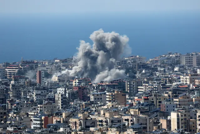Beirut (Lebanon), 08/04/2026.- Smoke rises after an Israeli airstrike targets the southern suburbs of Beirut, Dahiyeh, Lebanon 08 April 2026. Israel launched a large sacel attack on multiple locations across Lebanon, with many hitting central Beirut one day after the United States and Iran agreed to a ceasefire to end hostilities between the two countries. In a statement, the Israeli government announced the ceasefire does not include Lebanon and they will continue to strike Hezbollah locations throughout the country. (Líbano, Estados Unidos, Hizbulá/Hezbolá) EFE/EPA/WAEL HAMZEH
