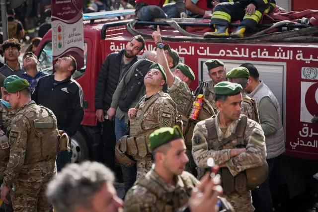 Lebanese army soldiers and first responders look up at an Israeli drone flying overhead at the site of an Israeli airstrike in Beirut, Lebanon, Wednesday, April 8, 2026. (AP Photo/Emilio Morenatti)





Associate Press/ LaPresse
Only Italy and Spain