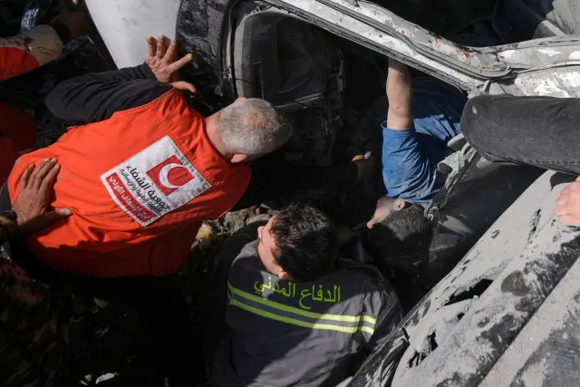 First responders try to rescue a man trapped in a car at the site of an Israeli airstrike in Beirut, Lebanon, Wednesday, April 8, 2026. (AP Photo/Bilal Hussein)





Associate Press/ LaPresse
Only Italy and Spain