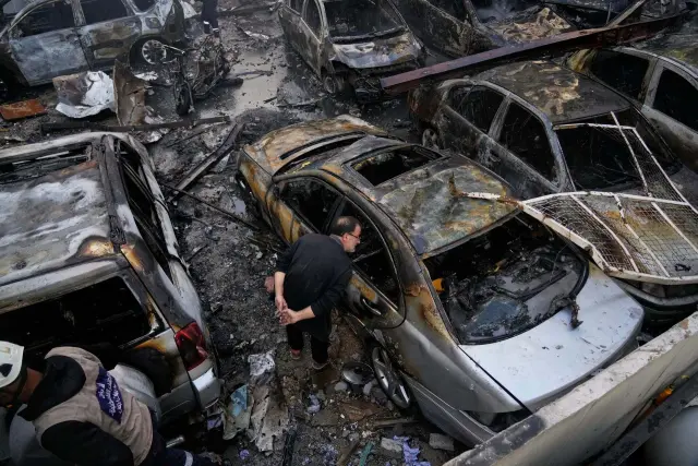 A man peers inside a burned car at the site of an Israeli airstrike that struck a building in Beirut, Lebanon, Wednesday, April 8, 2026. (AP Photo/Hassan Ammar)





Associate Press/ LaPresse
Only Italy and Spain