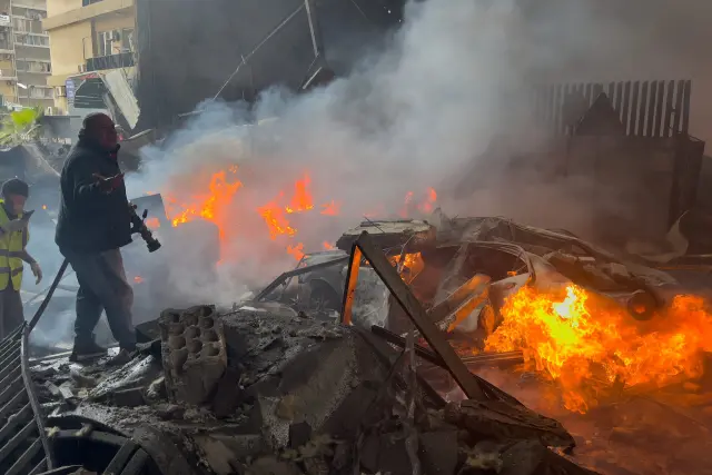 Rescuers gather near burning cars at the site of an Israeli airstrike in central Beirut, Lebanon, Wednesday, April 8, 2026. (AP Photo/Hussein Malla)





Associate Press/ LaPresse
Only Italy and Spain