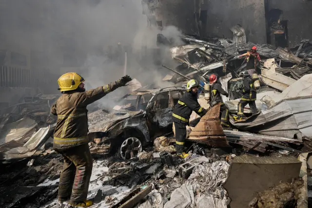 Firefighters and rescuers search for victims at the site of an Israeli airstrike in central Beirut, Lebanon, Wednesday, April 8, 2026. (AP Photo/Hussein Malla)





Associate Press/ LaPresse
Only Italy and Spain