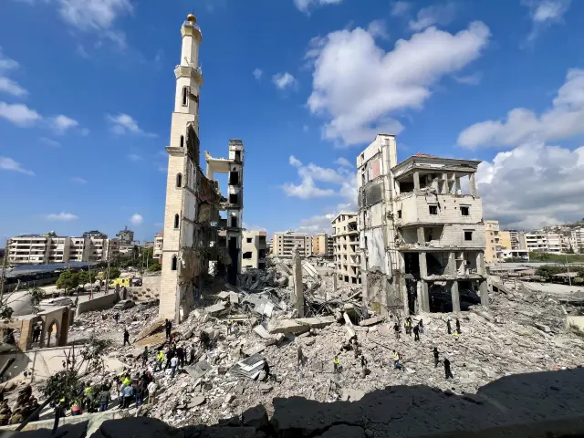 SIdon (Lebanon), 08/04/2026.- Rescuers search for survivors in the Fatima al-Zahraa complex in Sidon, Lebanon 08 April 2026. Several people were killed in the strike including Hezbollah-affiliated Sheikh Sadiq Al-Nabilsi. Israel launched a large scale attack on multiple locations across Lebanon, with many hitting central Beirut one day after the United States and Iran agreed to a ceasefire to end hostilities between the two countries. In a statement, the Israeli government announced the ceasefire does not include Lebanon and they will continue to strike Hezbollah locations throughout the country (Líbano, Estados Unidos, Hizbulá/Hezbolá) EFE/EPA/STRINGER
