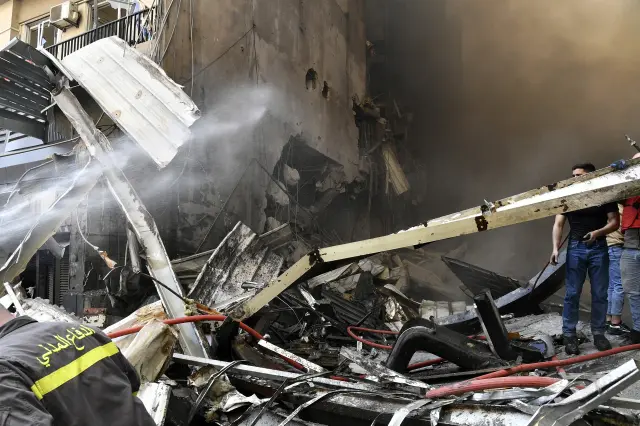 Beirut (Lebanon), 08/04/2026.- Lebanese civilian defense members work at the scene of an Israeli airstrike in the Corniche el-Mazraa neighborhood of Beirut, Lebanon 08 April 2026. Israel launched a large sacel attack on multiple locations across Lebanon, with many hitting central Beirut one day after the United States and Iran agreed to a ceasefire to end hostilities between the two countries. In a statement, the Israeli government announced the ceasefire does not include Lebanon and they will continue to strike Hezbollah locations throughout the country. (Líbano, Estados Unidos, Hizbulá/Hezbolá) EFE/EPA/WAEL HAMZEH
