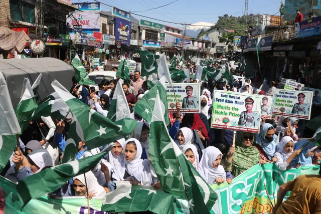 MUZAFFARABAD (Pakistan), 10/04/2026.- Kashmiris rally in support of the ceasefire between Iran and the United States in Muzaffarabad, the capital of Pakistan-administered Kashmir, Pakistan, 10 April 2026. Pakistan's Prime Minister Shehbaz Sharif said US and Iranian delegations would visit Islamabad for peace talks following the ceasefire in the Middle East, with Iranian President Masoud Pezeshkian confirming participation and a US delegation led by JD Vance expected. (Estados Unidos) EFE/EPA/AMIRUDDIN MUGHAL