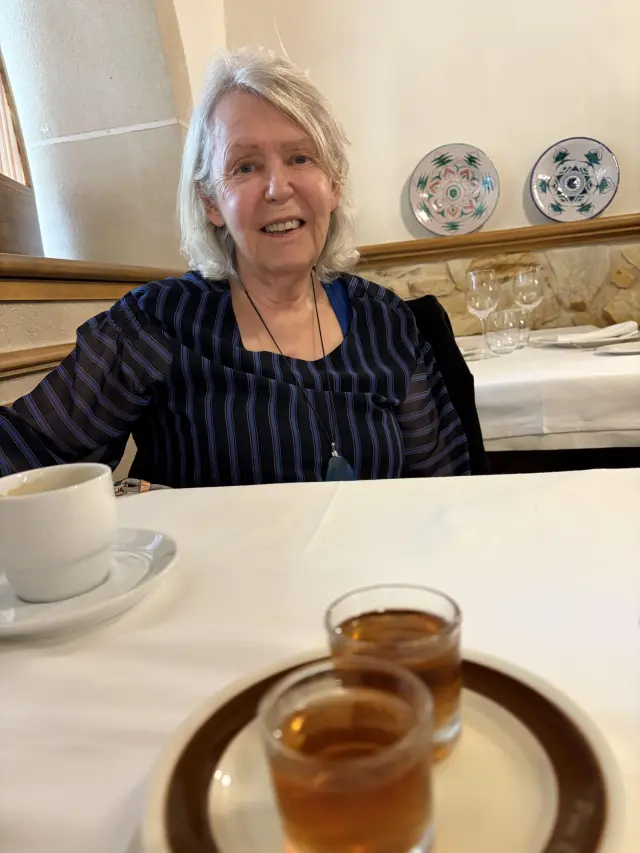 Celebramos la visita a Cáceres con las migas y el Licor de Bellota que aquí llaman "Beso extremeño" .