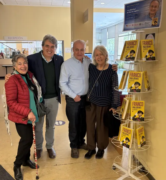 Con la profesora Toñi Paín, organizadora del ciclo "Reflexiones sobre la Dictadura franquista", Juan Sánchez, profesor de Historia Contemporánea de la UEx, y mi esposa Ana Westley, en la Biblioteca Pública de Cáceres.