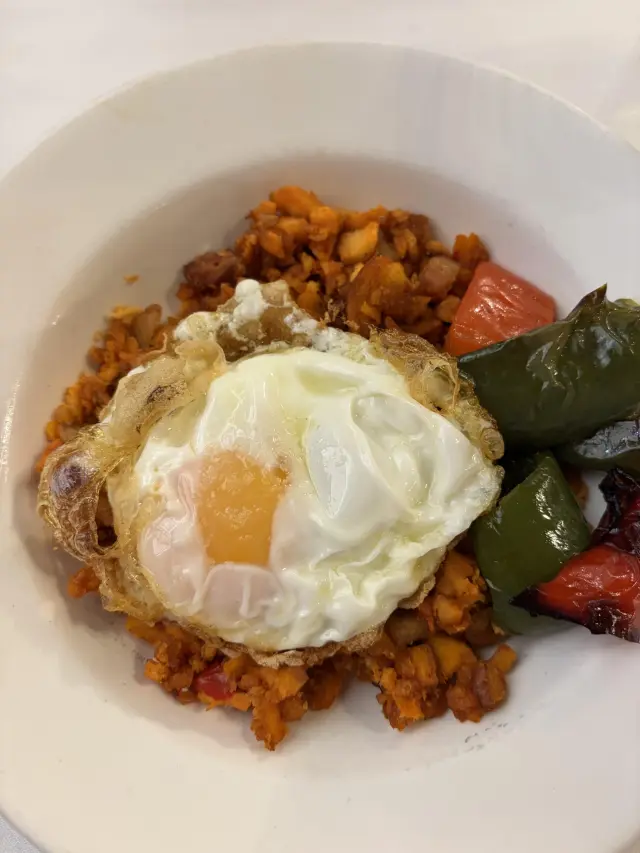 Migas extremeñas, obligatorias en Cáceres. Tres dias cargados de nostalgia. En mayo de 1969, Ana y yo fuimos de viaje de novios a la provincia de Cáceres y recorrimos a pie Las Hurdes. Honda impresión que nos acompaña toda la vida. Ahora, Las Hurdes son un paraíso. .