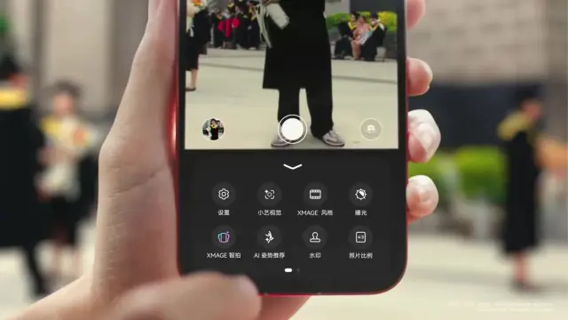 La interfaz de la app de cámara muestra la herramienta de inteligencia artificial para mejorar fotos y sugerir poses en tiempo real.
