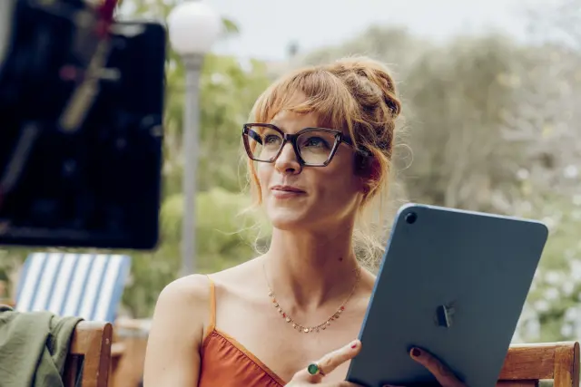 Maggie Civantos es la novia del padre del protagonista. Un personaje que guarda secretos y al que Civantos dota a la vez de fuerza y vulnerabilidad.