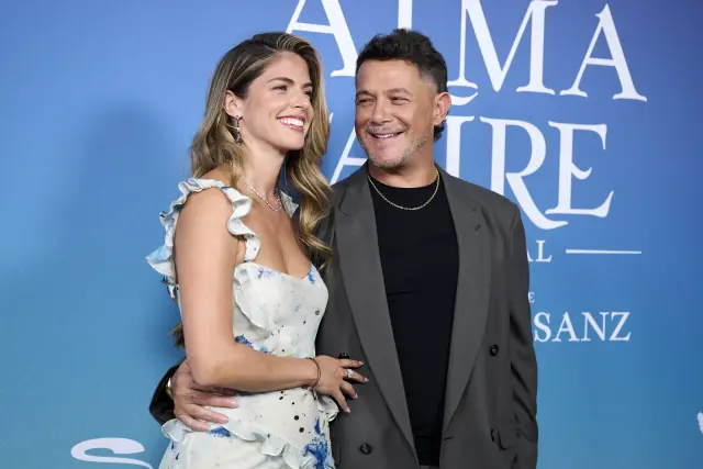 Alejandro Sanz y Stephanie Cayo.