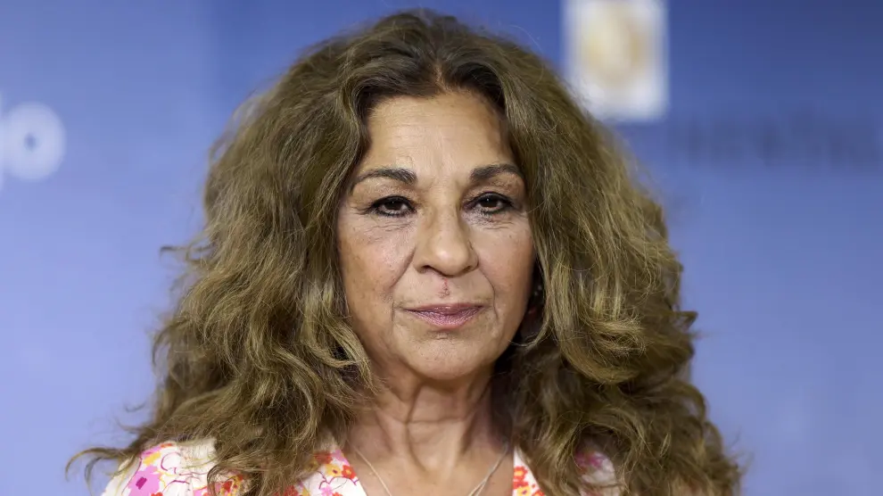 Lolita Flores recrea junto a su nieta una icónica imagen familiar: "Algunas  historias se repiten"
