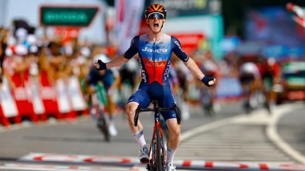 Dunbar corona el Picón Blanco y Roglic acaricia La Vuelta a España