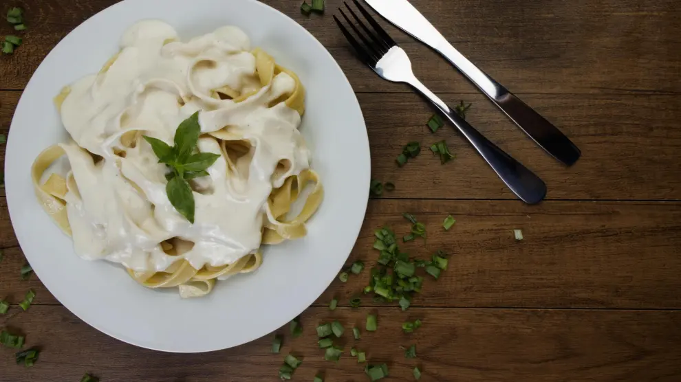 Pasta con alioli y pollo