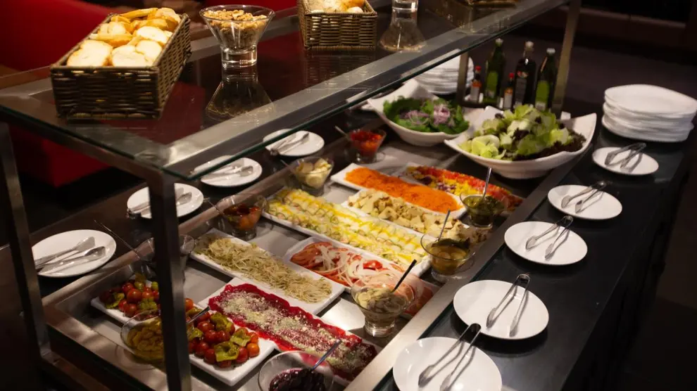 El buffet libre que arrasa en Toledo: marisco, carnes y hasta un cortador de jamón