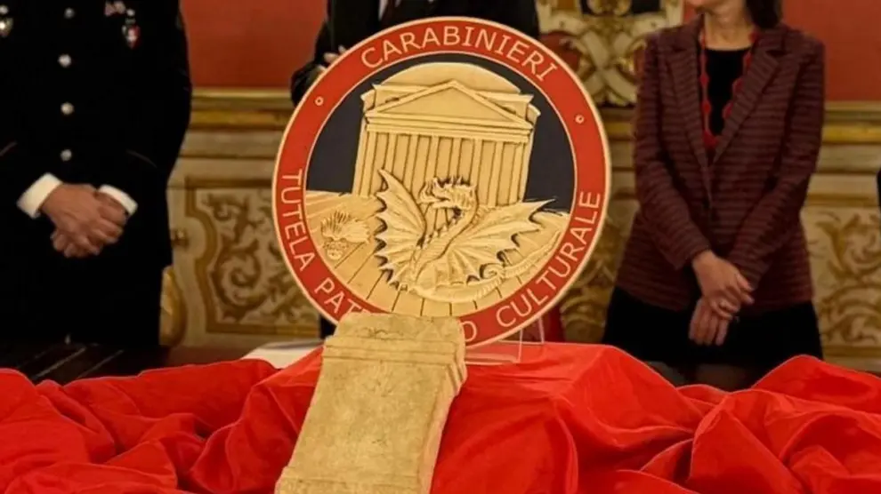 Italia devuelve a España una estela funeraria que fue robada del conjunto arqueológico de Mérida en 1996